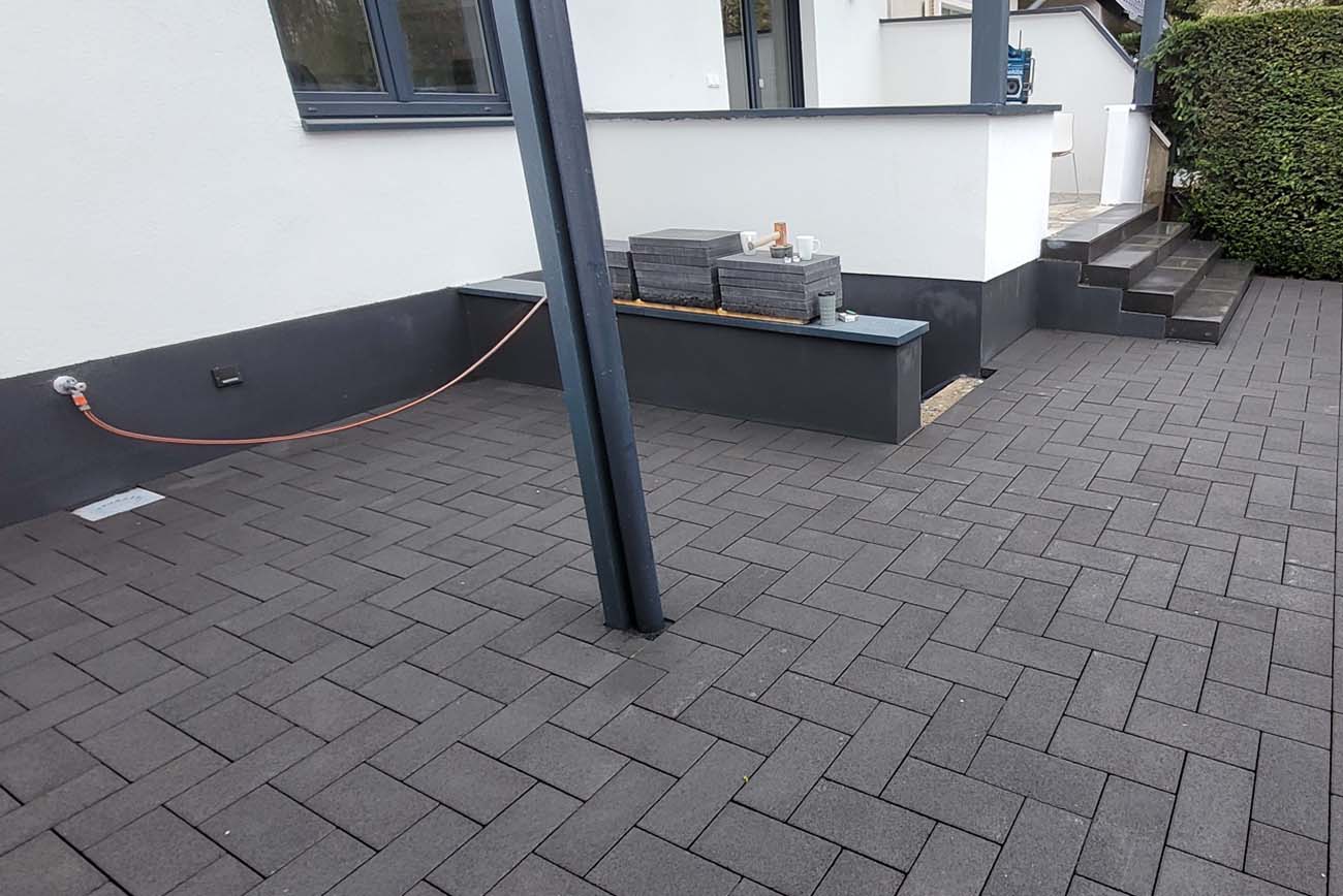 Pflaster und Terrasse