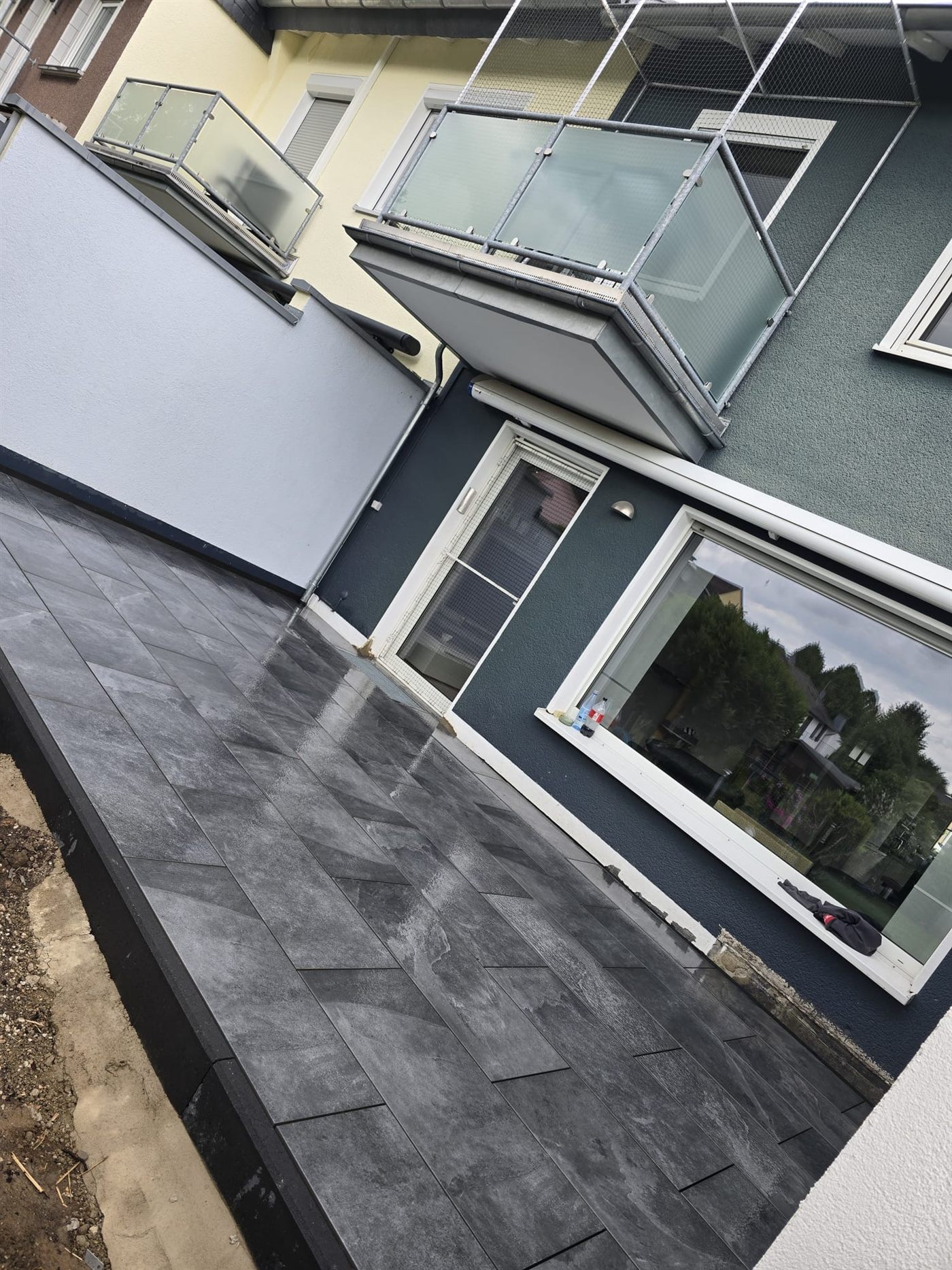 Neu angelegte Terrasse am Haus