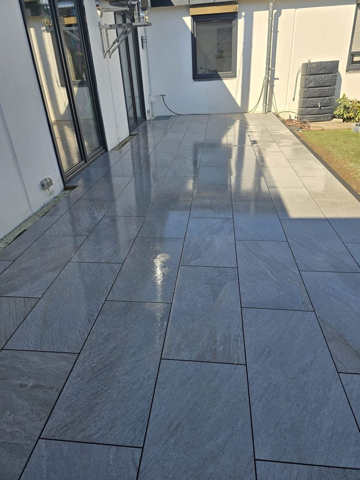 Terrasse mit anthrazitfarbenem Plattenbelag